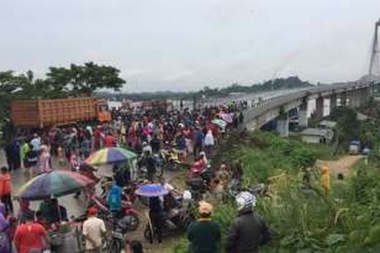Satu per satu truk melewati Jembatan Mahkota II, Samarinda, Kalimantan Timur, untuk melakukan proses uji beban jembatan, Kamis (12/1/2017)