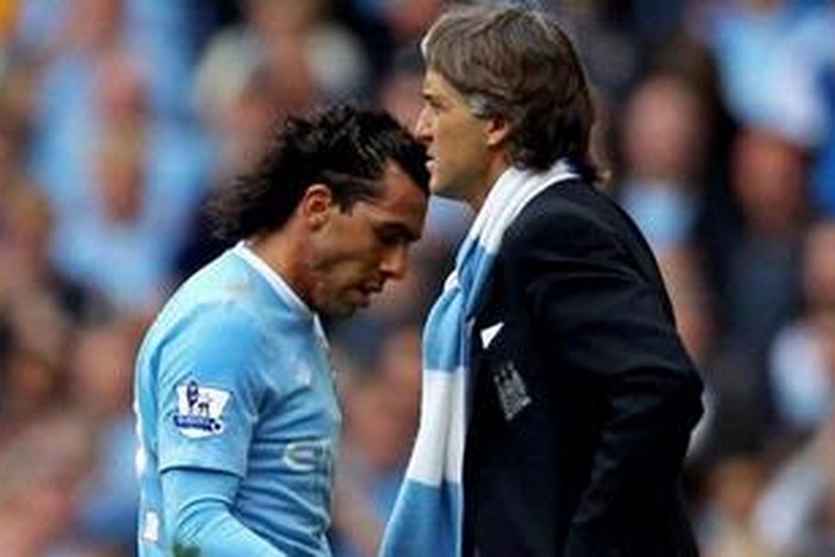 Striker Manchester City, Carlos Tevez (kiri) dan Manajer Roberto Mancini.