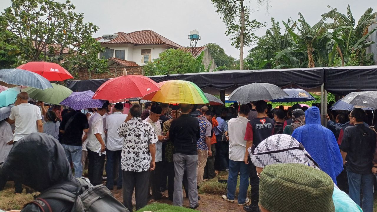 Hujan Iringi Prosesi Pemakaman Rizal Ramli di TPU Jeruk Purut 