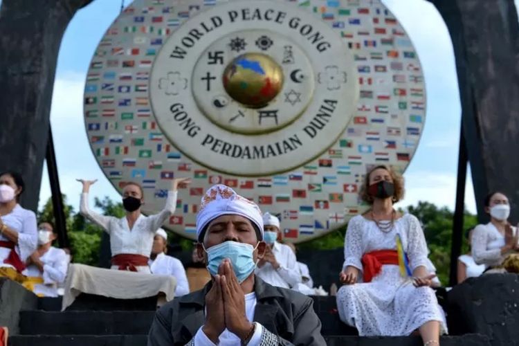 Sejumlah warga mengikuti kegiatan doa untuk perdamaian dunia di Gong Perdamaian Dunia, Kertalangu, Denpasar, Senin (14/3/2022).