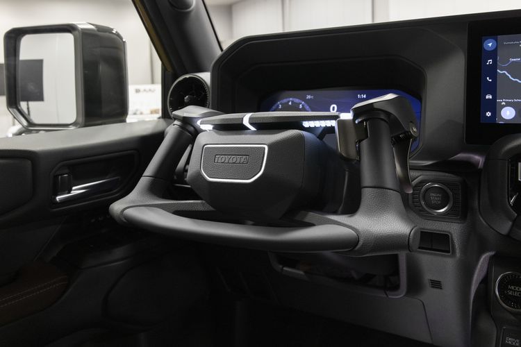 Desain bentuk setir yang mengaplikasi teknologi Neo Steering pada mobil Toyota dan Lexus