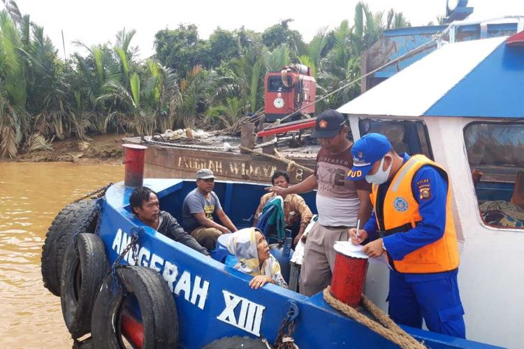 Petugas Ditpolair melakukan pencarian terhadap lima penumpang speedboat yang hilang usai menabrak tongkang batubara di Musi Banyuasin, Sumatera Selatan, Rabu (5/8/2020).