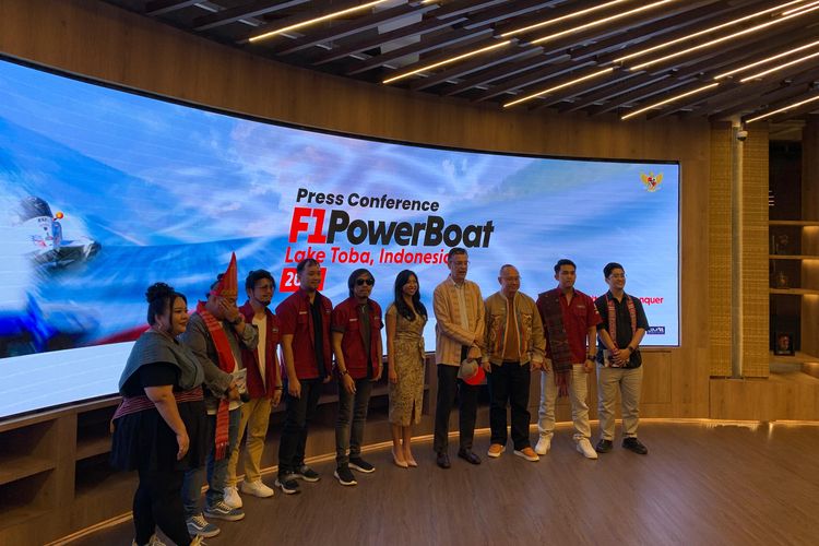 Sesi foto bersama konferensi pers F1 Powerboat di Gedung Sarinah, Jakarta, pada Senin (19/2/2024).