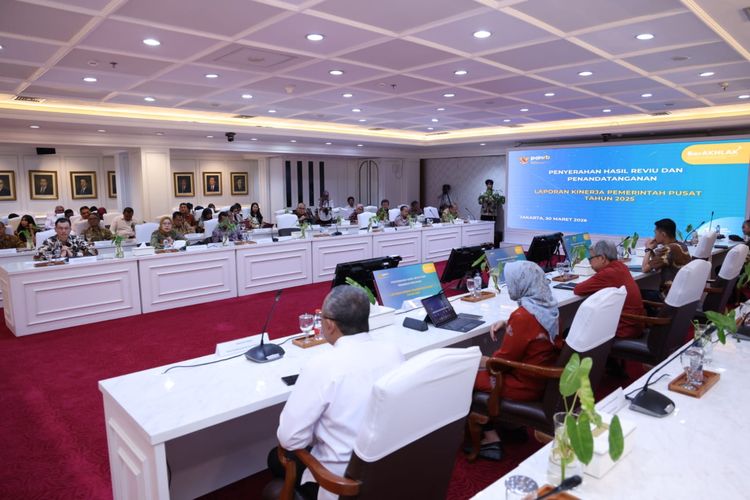 Menteri Pendayagunaan Aparatur Negara dan Reformasi Birokrasi (PANRB) Rini Widyantini menerima Hasil Reviu Laporan Kinerja Pemerintah Pusat (LKjPP) Tahun Anggaran 2025 dari Kepala Badan Pengawasan Keuangan dan Pembangunan (BPKP) Muhammad Yusuf Ateh di Kantor Kementerian PANRB, Jakarta, Senin (30/03/2026).
