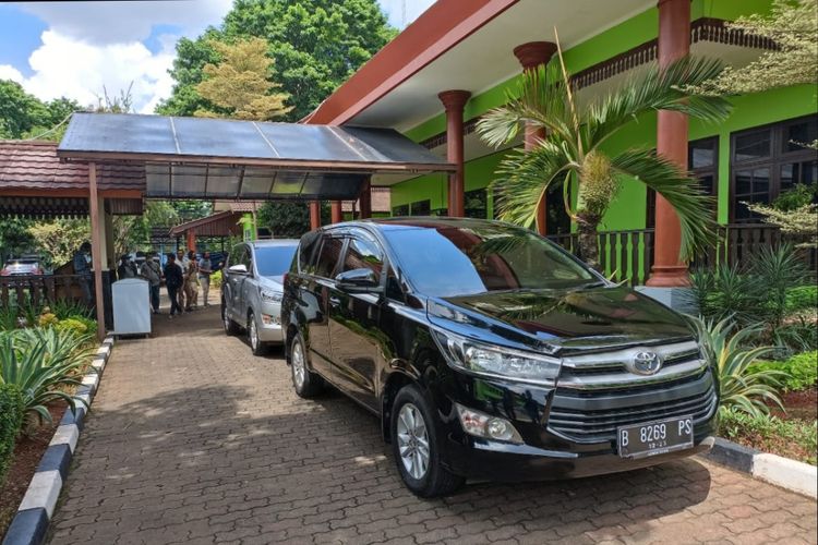 Dua buah mobil Tim Komisi Pemberantasan Korupsi (KPK) di depan kantor Wali Kota Bekasi Rahmat Effendi, Jumat (7/1/2021). 