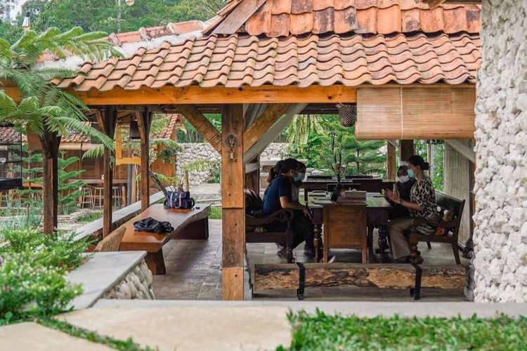 Suasana di Ngopi di Sawah, Bogor.