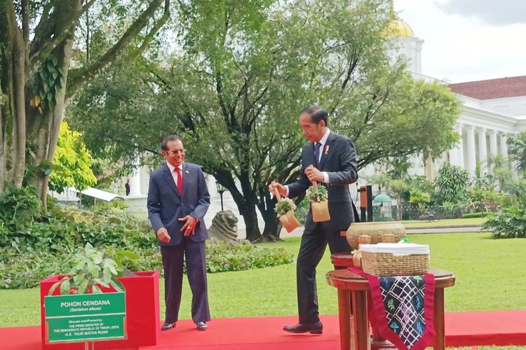 Presiden Joko Widodo dan Perdana Menteri Timor Leste Taur Matan Ruak di Halaman Belakang Istana Kepresidenan Bogor, Senin (13/2/2023).