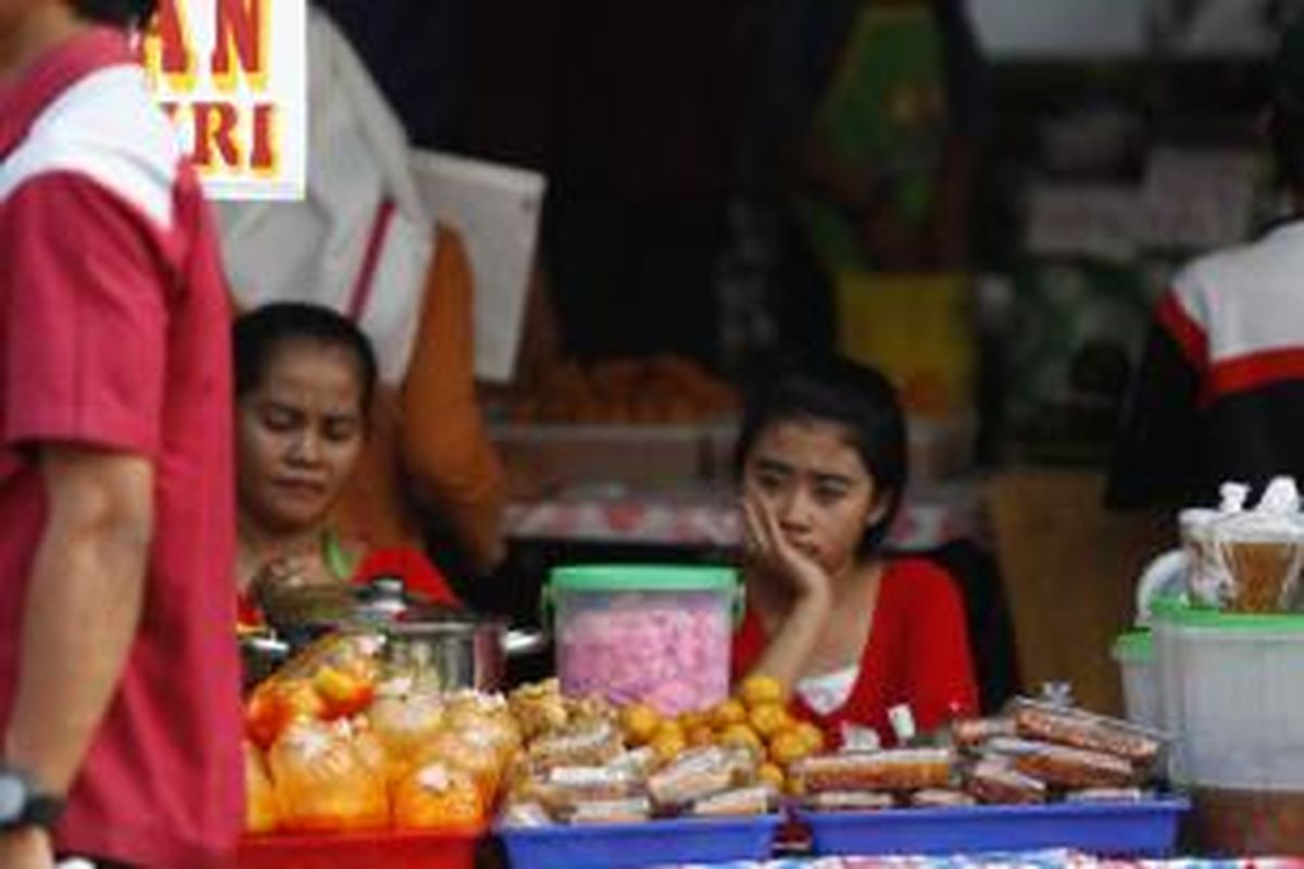 Aneka makanan untuk berbuka puasa dijual di Pasar Bendungan Hilir (Benhil), Jakarta, Selasa (23/6/2015). Setiap bulan Ramadhan, pasar tersebut selalu padat dengan pengunjung yang berburu santapan untuk berbuka puasa.