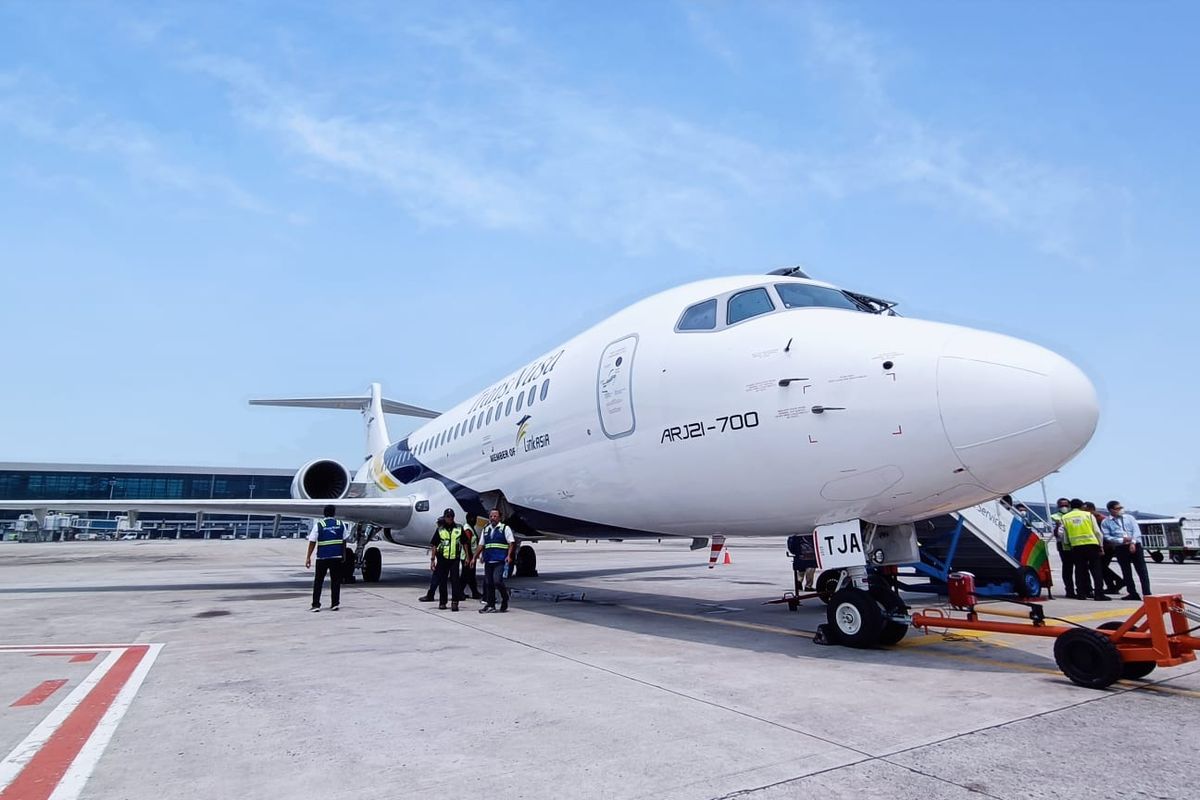 COMAC ARJ21-700 buatan China yang digunakan oleh maskapai TransNusa resmi mengudara untuk rute Jakarta-Denpasar, Selasa (18/4/2023).