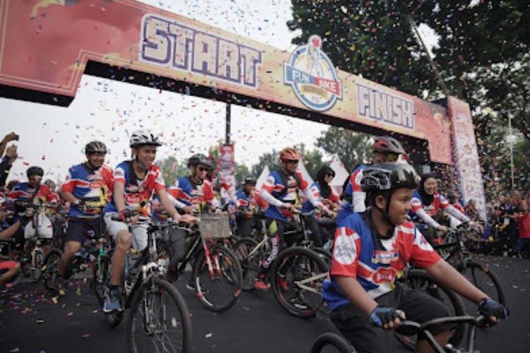 Fun Bike Indomaret 2023 sukses digelar akhir pekan lalu di Jakarta. Acara tersebut digelar di Plaza Parkir Timur Gelora Bung Karno pada Minggu (6/8/2023) dengan diikuti 7.000 peserta. Selanjutnya, Fun Bike Indomaret 2023 akan digelar di Semarang pada Minggu (13/8/2023) di halaman DPRD Semarang.