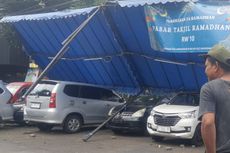 Angin Kencang di Kota Malang Robohkan Tenda Pasar Takjil Timpa Mobil