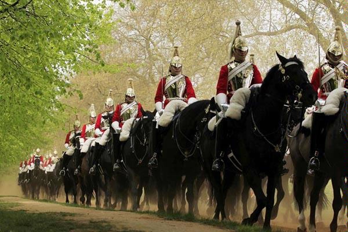 Anggota Kavaleri Rumah Tangga Kerajaan Inggris kembali ke barak mereka setelah mengikuti Silver Stick Review di Hyde Park, London, Kamis (14/4). Defile itu menjadi geladi resik menjelang apel kesiagaan umum pada 21 April, yang diadakan menyambut perkawinan agung ahli waris takhta urutan kedua Kerajaan Inggris, Pangeran William, dengan Kate Middleton, 29 April.