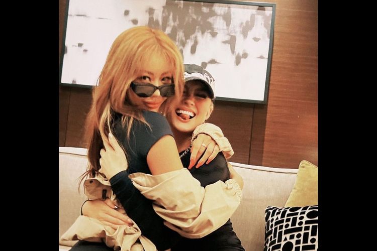 Penyanyi Agnez Mo mengunggah fotonya bersama penyanyi Korea Selatan, Jessi, pada Senin (29/8/2022).