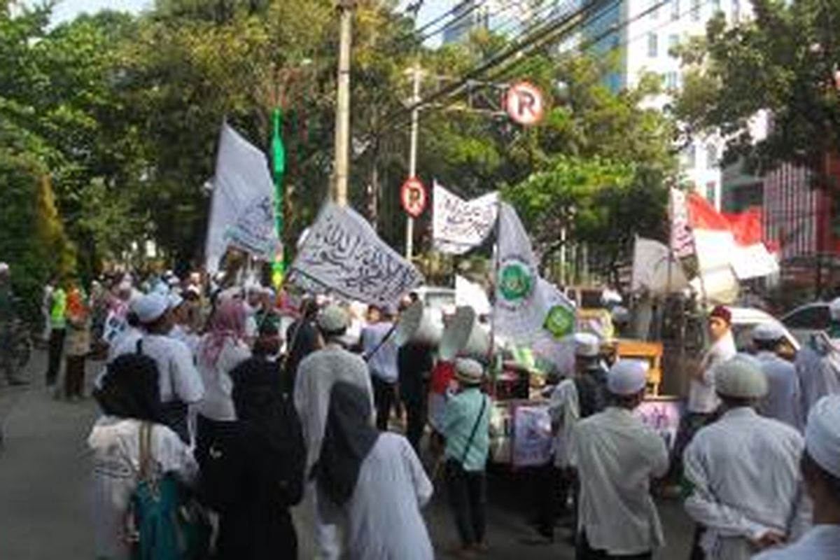 Massa dari Front Pembela Islam dan Front Umat Islam saat menggelar aksi unjuk rasa menentang naiknya Plt Gubernur DKI Jakarta Basuki Tjajaja Purnama menjadi pejabat definitif, di depan Gedung DPRD DKI Jakarta, Jumat (31/10/2014)