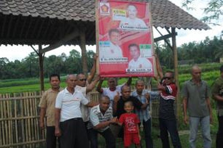 Puluhan kader Partai Gerindra Kabupaten Magelang melakukan aksi gundul bersama karena perolehan suara Gerindra meningkat baik lokal maupun nasional pada Pileg 2014 ini.