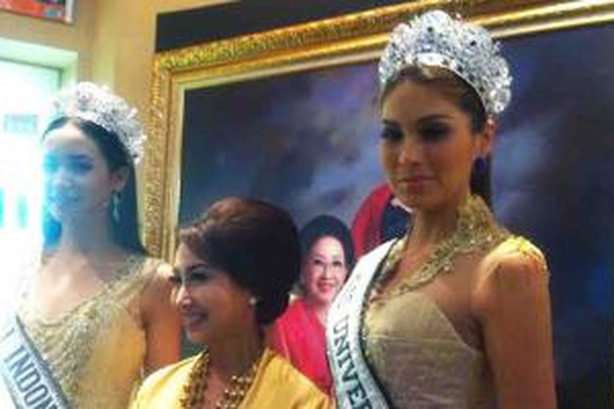 Miss Universe, Gabriela Isler saat melakukan kunjungan ke gedung Mustika Ratu