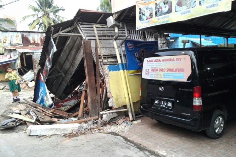 Tiga warung roboh di Jalan Bangau Kecamatan Ilir Timur II Palembang, Sumatera Selatan, usai dihantam mobil CRV yang lepas kendali.