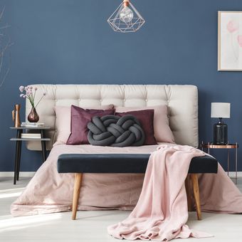 Ilustrasi kamar tidur dengan cat dinding warna biru, ilustrasi sandaran tempat tidur berbahan kulit.
