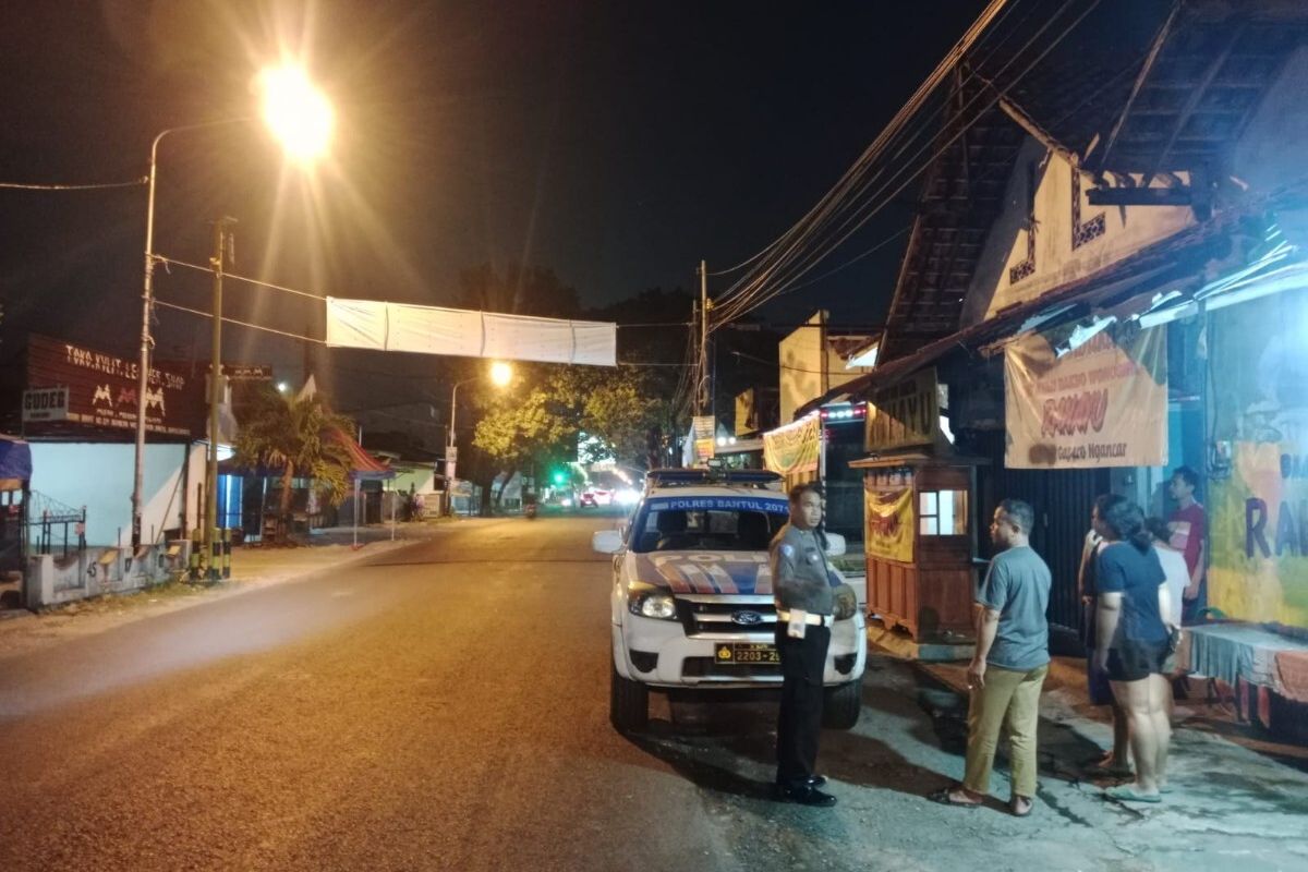 Lokasi pemotor tewas usai menabrak sepanduk di Jalan Imogiri Barat, Bantul, Senin (6/10/2025)