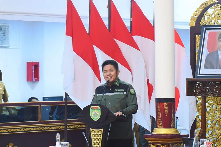 Gubernur Sumatera Selatan (Sumsel) Herman Deru saat hadir pada Rapat Koordinasi (Rakor) Antisipasi Iklim Ekstrem El Nino di Griya Agung Palembang, Senin (17/7/2023).