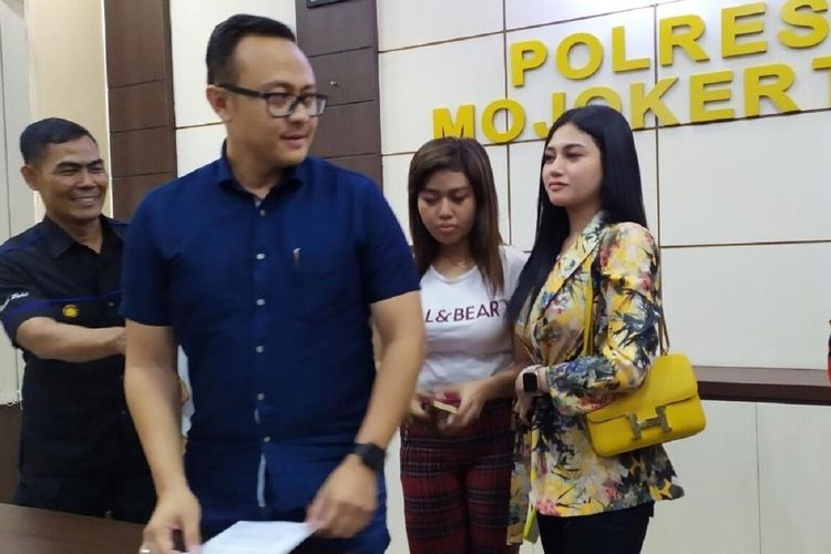 2 Wanita Pemeran Video Keramas Di Atas Motor Terancam Pidana 3 Bulan Halaman All Kompas Com