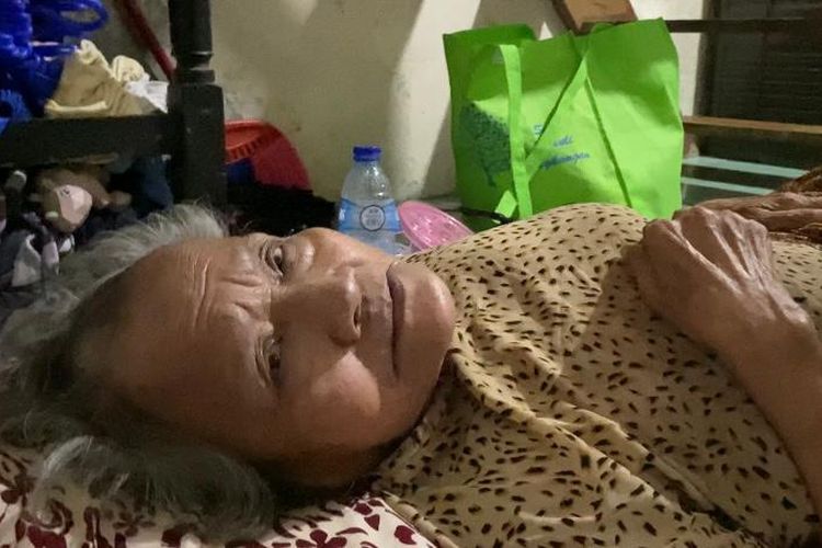 Mak Mben (76) seorang nenek yang tinggal sebatang kara di rumahnya di kawasan Tambora, Jakarta Barat, Jumat (10/2/2023). Nenek renta itu menceritakan kisah hidupnya, salah satunya pernah berdagang nasi uduk dan gorengan.  