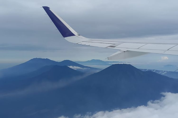 Pemandangan deretan gunung diambil dari pesawat dari Banyuwangi ke Jakarta Minggu (29/5/2022)