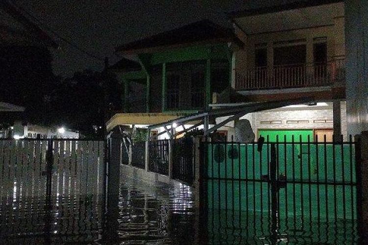 Banjir setinggi satu meter atau sekira pinggang orang dewasa merendam puluhan rumah di kawasan Kunciran, Pinang, Kota Tangerang, Senin (20/12/2021) malam.