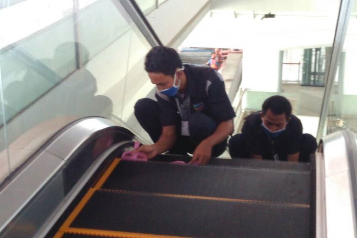 Petugas kebersihan dari ISS Indonesia membersihkan eskalator di Terminal 3 Bandara Soekarno-Hatta Tangerang Banten, Selasa (24/4/2017).