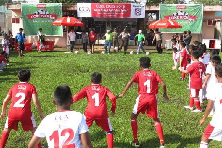 Anak-anak lokal Batam menjalani pelatihan pada Coke Kicks, 28 Mei hingga 29 Mei 2016.