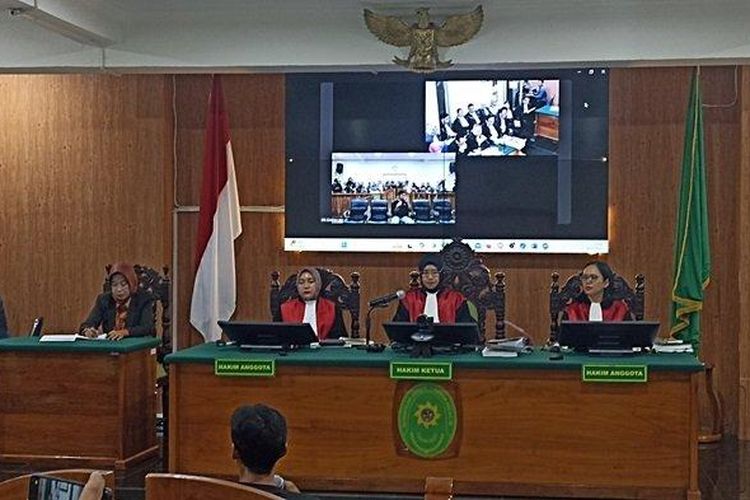 Salah satu saksi yang dihadirkan dalam sidang lanjutan Peninjauan Kembali (PK) Saka Tatal di Pengadilan Negeri (PN) Kota Cirebon, Aldi menangis saat memberikan keterangannya di depan majelis hakim, Selasa (30/7/2024).

