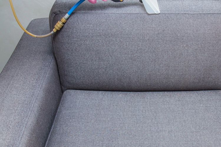 Ilustrasi membersihkan sofa, ilustrasi membersihkan bantalan sofa.