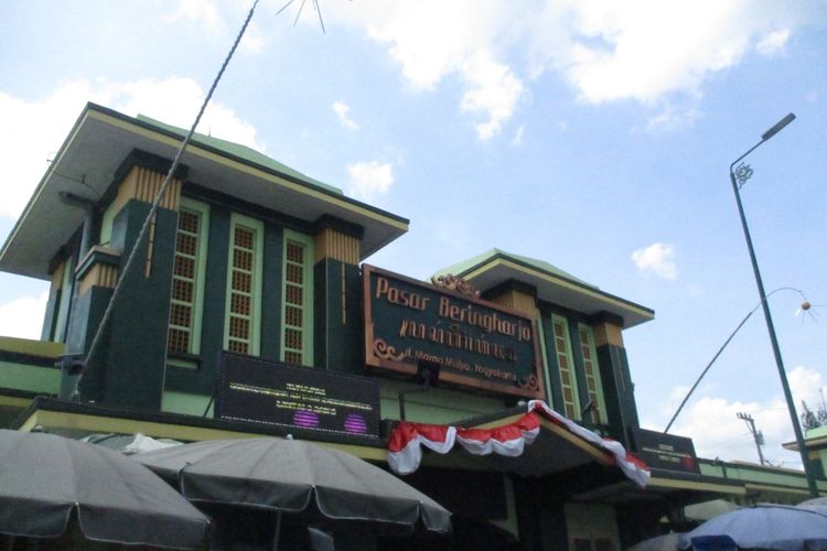 Mengunjungi Pasar Beringharjo, salah satu tempat wisata dekat Malioboro yang bisa dikunjungi.