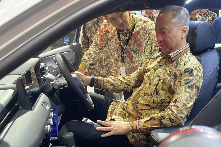 Menteri Perindustrian Agus Gumiwang Kartasasmita didampingi Shugo Watanabe di booth Honda GIIAS 2025