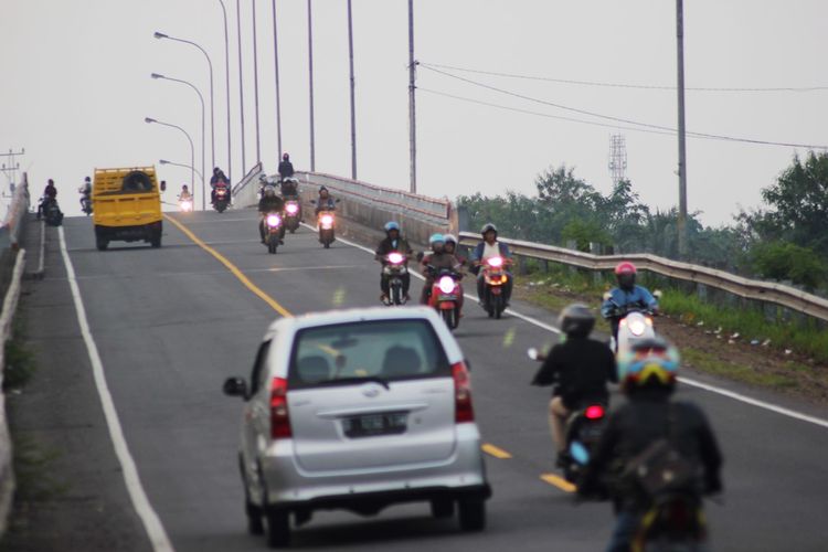 Sejumlah pemotor saat melintasi ruas jalan lintas timur Cianjur, Jawa Barat, Selasa (20/05/2019) petang. Jajaran kepolisian setempat mengimbau pemudik yang berkendaraan roda dua untuk berhati-hati sejurus potensi peningkatan volume kendaraan dari arah berlawanan pada arus mudik lebaran tahun ini di jalan arteri Cianjur.