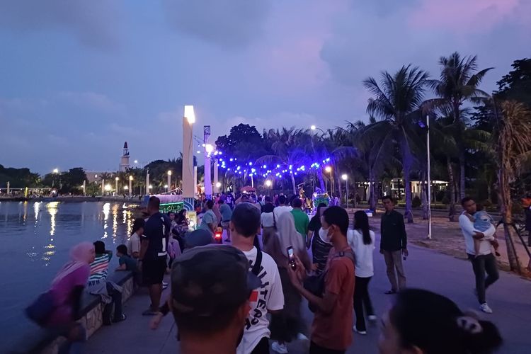 Suasana Taman Impian Jaya Ancol malam hari, Sabtu (13/4/2024).