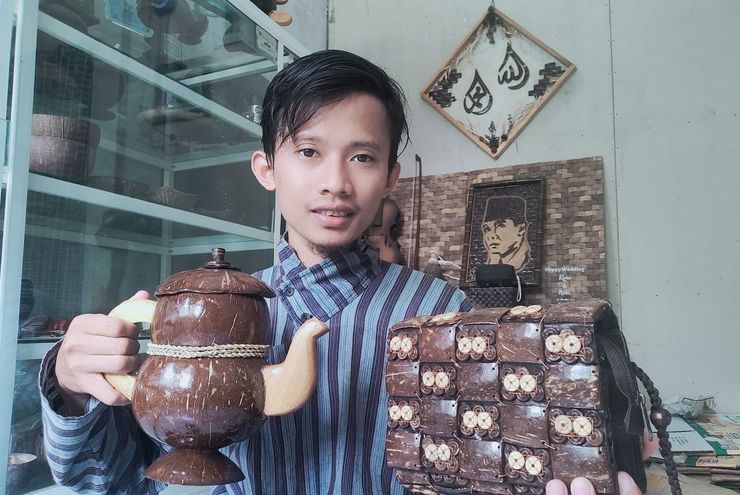 Cerita Sukses Tiar Bisnis Kerajinan Batok Kelapa, Berawal dari Hobi Seni