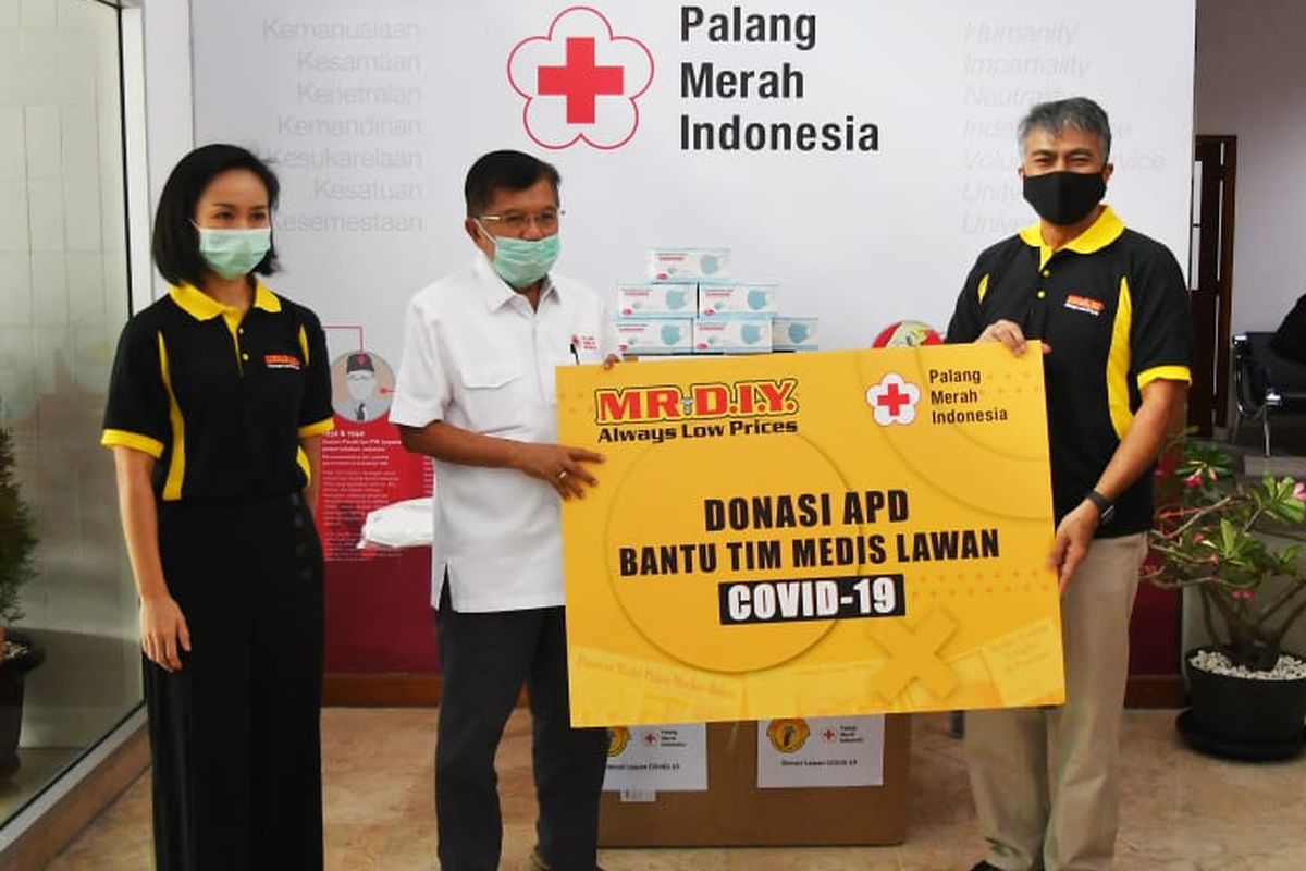 Penyerahan donasi alat pelindung diri (APD) dari Mr DIY kepada Palang Merah Indonesia (PMI). 