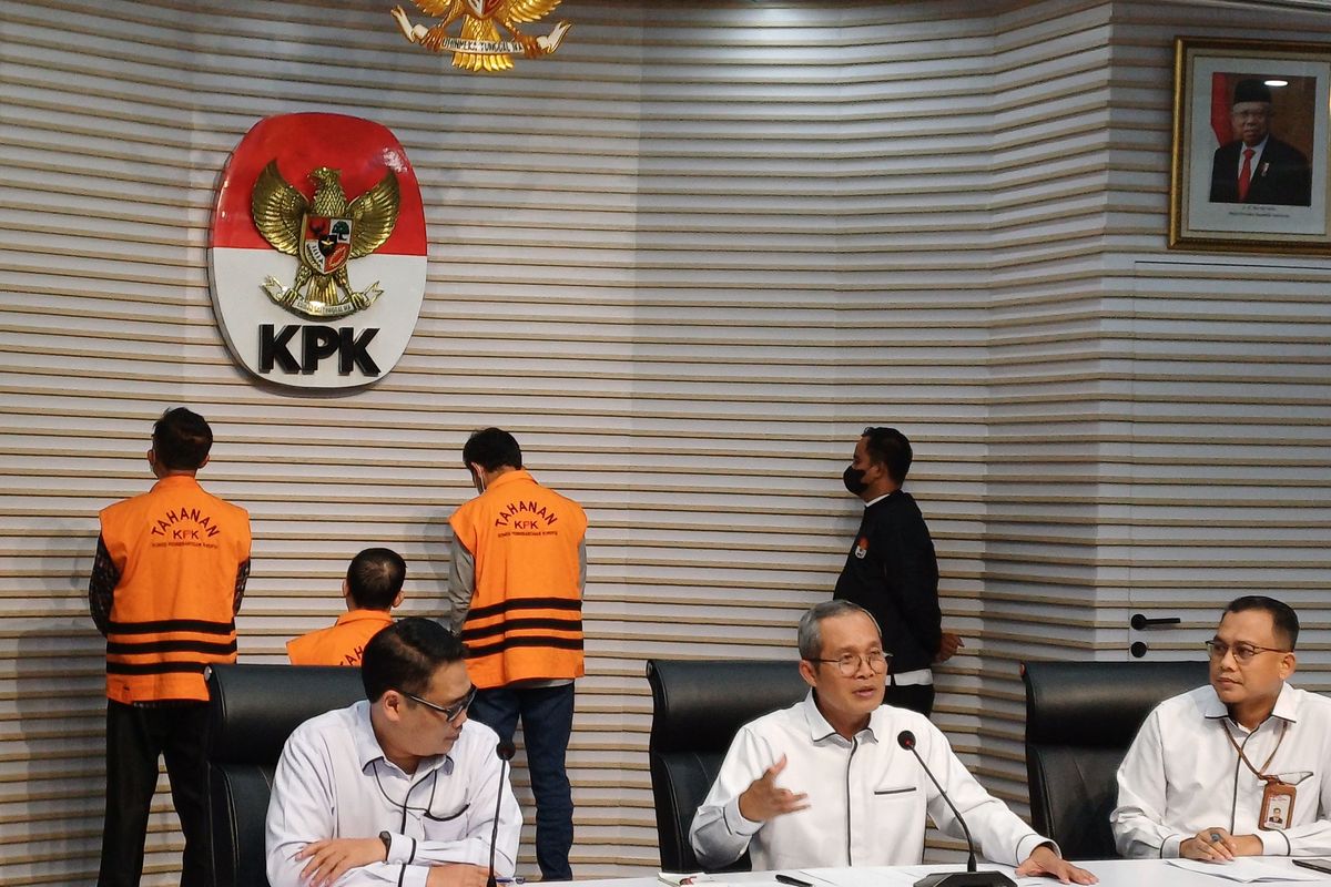 Komisi Pemberantasan Korupsi (KPK) menahan tiga tersangka dugaan korupsi pengadaan lahan di lingkungan PT Perkebunan Nusantara (PTPN) XI, Senin (13/5/2024).