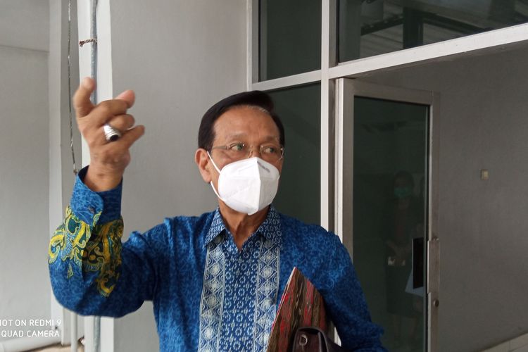 Gubernur DIY Sri Sultan Hamengkubuwono X saat ditemui wartawan di kompleks kepatihan, Yogyakarta.