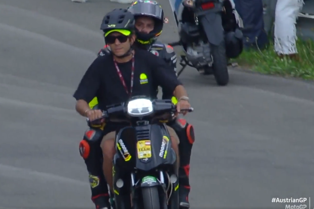 Ojek Valentino Rossi membonceng Marco Bezzecchi di MotoGP Austria