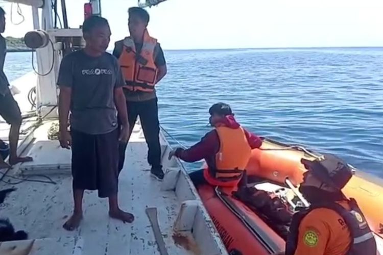 Tim Basarnas Sulsel bersama nelayan mencari ABK yang hilang, Selasa (25/4/2023)