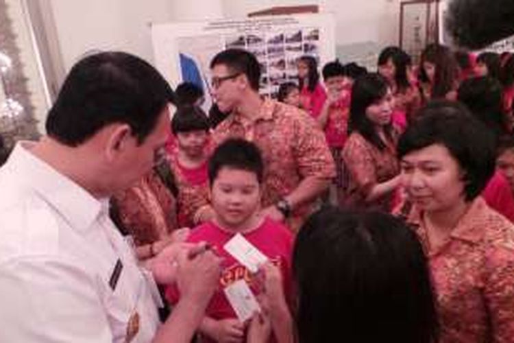 Siswa kelas 5 SD Bukit Sion meminta tandatangan Gubernur DKI Jakarta Basuki Tjahaja Purnama atau Ahok, di Balai Kota DKI Jakarta, Rabu (28/9/2016).