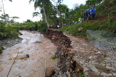Akses Jalan ke Rumah Putus, 450 Korban Banjir Bandang Jember Mengungsi