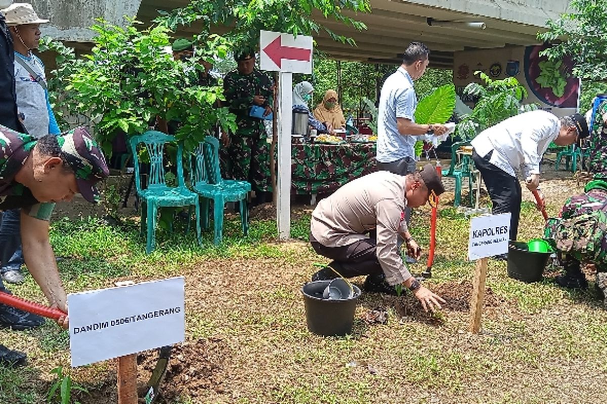 Penanaman seribu pohon di Kampung Ekowisata Keranggan, Setu, Tangerang Selatan, Rabu (12/10/2022).