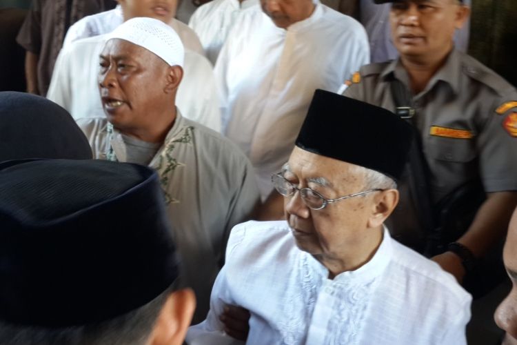 Pengasuh Pondok Pesantren Tebuireng KH Salahuddin Wahid usai menshalatkan jenazah KH Hasyim Muzadi di Masjid Al-Ghozali Pondok Pesantren Al-Hikam Kota Malang, Kamis (16/3/2017)