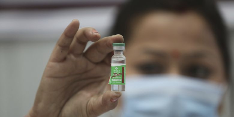 Dokter menunjukkan vaksin Covid-19 di rumah sakit pemerintah di Jammu, India, pada Sabtu (16/1/2021). India mulai memvaksinasi para tenaga kesehatan hari itu, yang merupakan salah satu program vaksinasi virus corona terbesar di dunia, karena negara tersebut berpenduduk 1,3 miliar jiwa.