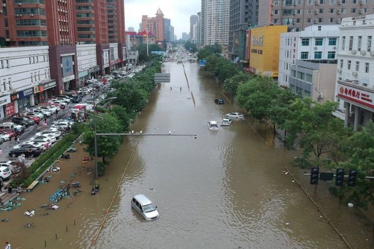 Pemandangan ketika banjir menggenangi jalan di Kota Zhengzhou.