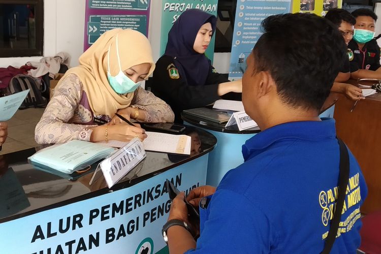 Petugas Dinas Kesehatan dan BNN Kota Surakarta melakukan pemeriksaan kesehatan kru bus di Terminal Tipe A Tirtonadi Solo, Jawa Tengah, Rabu (22/5/2019).