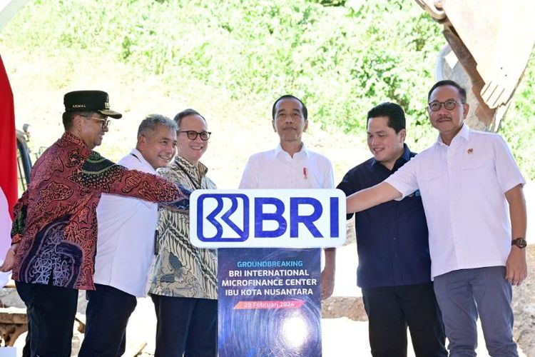 Presiden Indonesia Jokowi melakukan peletakan batu pertama Gedung BRI Internasional Microfinance Center di IKN.